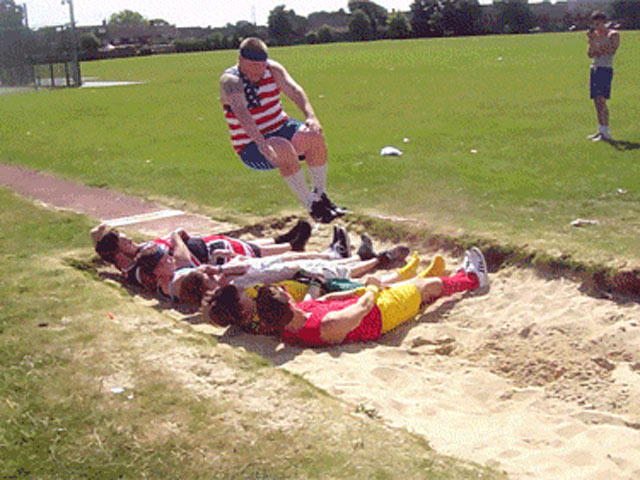 Tranh vui - Cười bể bụng với những cú ngã "thốn lên tận rốn"