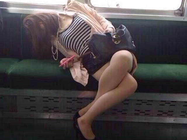 Tranh vui - Ngã ngửa với những tư thế ngủ "quên phòng thủ"