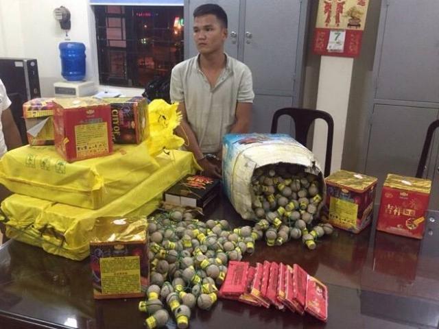 Pháp luật - Hà Nội: Gần 500 quả pháo hình lựu đạn bị CSGT bắt giữ