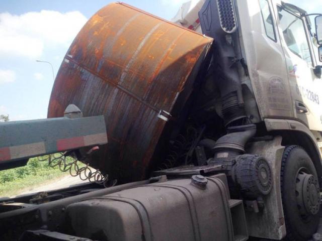 Tin tức trong ngày - Cuộn sắt đâm lún cabin, lái xe đầu kéo suýt chết