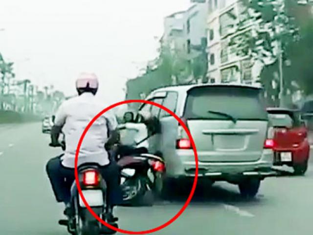 Tai nạn giao thông - Clip: Ô tô &quot;điên&quot; hất văng cô gái đi xe máy rồi bỏ chạy