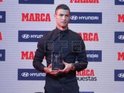 Bóng đá - Đeo kính ký hợp đồng tỷ đô, Ronaldo bị fan châm biếm