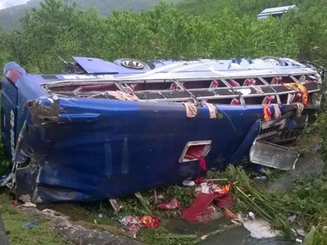 Tin tức trong ngày - Lật xe khách, 2 người chết, 14 người bị thương