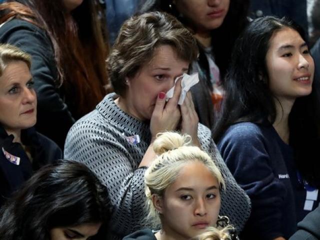 Thế giới - Dân Mỹ ôm mặt khóc khi bà Clinton thua thảm hại