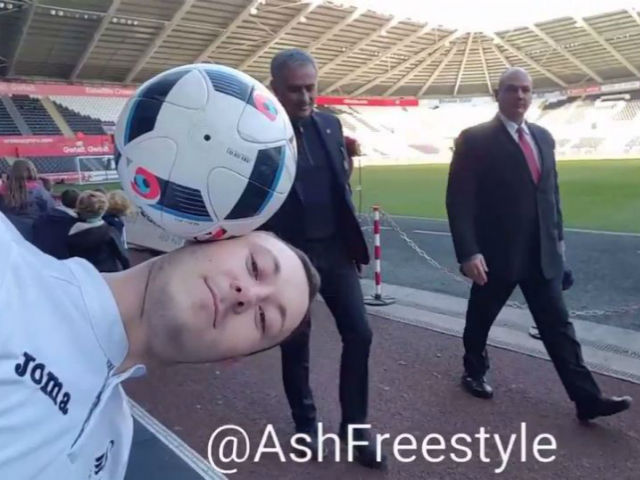 Bóng đá - MU: Fan biểu diễn với bóng, Mourinho phá đám