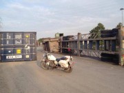 Tin tức trong ngày - TP.HCM: Container lật ngang trên dốc cầu, giao thông tê liệt