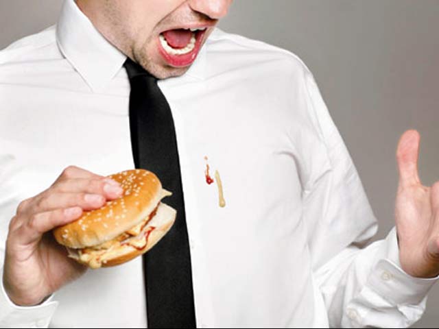 Thời trang công sở - Mẹo cực hay làm sạch quần áo bẩn không cần giặt