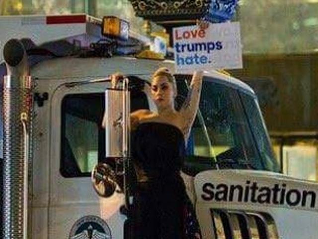Ca nhạc - MTV - Lady Gaga biểu tình, nước mắt nhạt nhòa vì Trump thắng cử