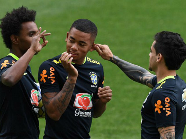 Bóng đá - Tiếp Argentina: SAO Brazil phun nước, đá bóng búng tai