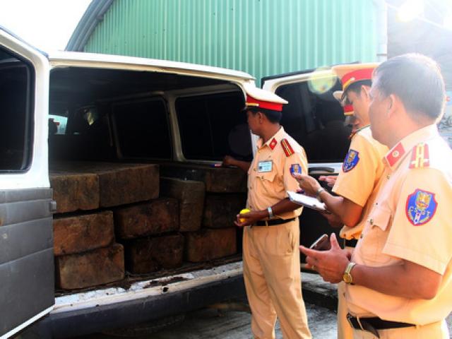 Pháp luật - Xe khách ngụy trang xe cấp cứu chở đầy gỗ lậu