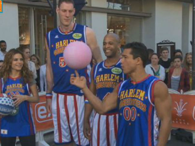 Thể thao - Bóng rổ NBA: "Tròn mắt" với cú ném đập đất vào rổ