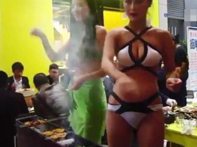 TQ: Người đẹp bikini khiến quán ăn "cháy chỗ"