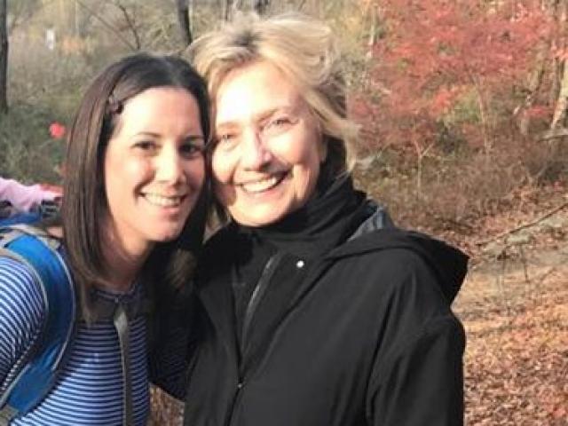 Bà Clinton bị bắt gặp cùng chồng đi dạo nơi vắng vẻ