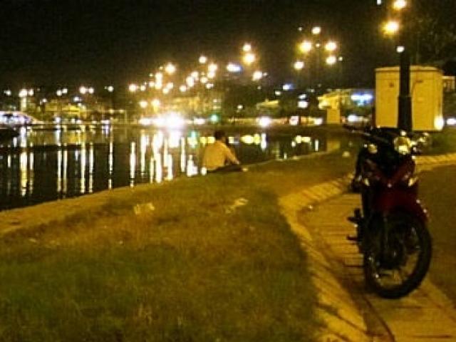 Pháp luật - Bắt 2 kẻ dí dao, cướp tài sản đôi tình nhân giữa đêm