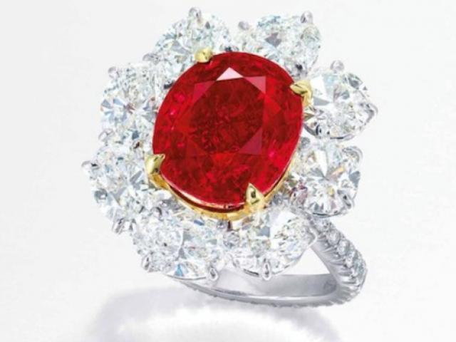 Tài chính - Bất động sản - Nhẫn kim cương đính hồng ngọc "huyết bồ câu" giá 283 tỉ đồng