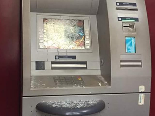 Ngáo đá, người đàn ông đập hỏng 2 cây ATM trong đêm