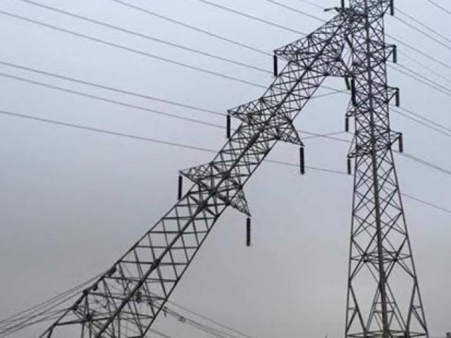 Tin tức trong ngày - Hải Phòng mất điện diện rộng do cột điện cao thế đổ nghiêng