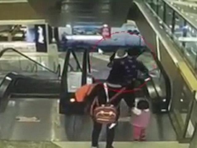 Thế giới - TQ: Bé trai chết thảm vì ngã từ thang cuốn siêu thị