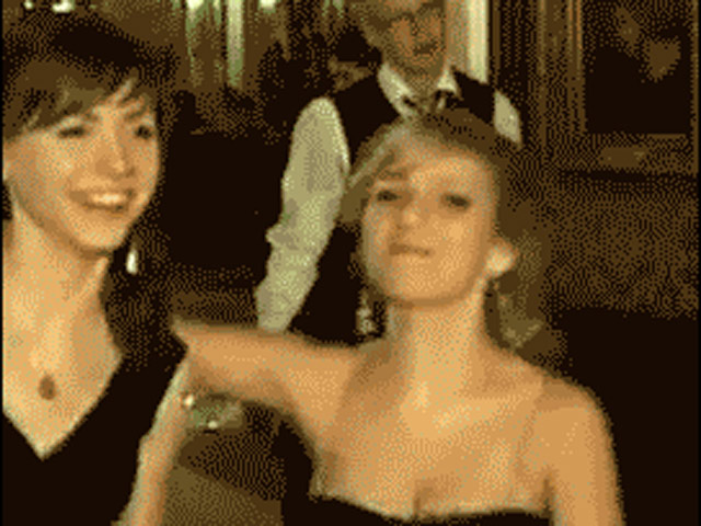 Tranh vui - Ảnh động: Tránh hết ra cho chị em... "thể hiện"