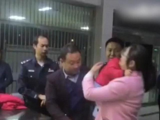 Thế giới - TQ: “Mẹ mìn”  bắt cóc con của khách ngay giữa quán ăn