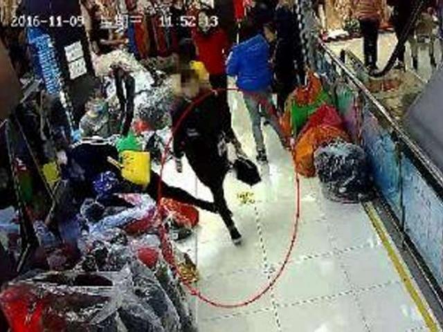 Phi thường - kỳ quặc - Ăn cắp áo, thấy màu không hợp bèn ngang nhiên mang đổi