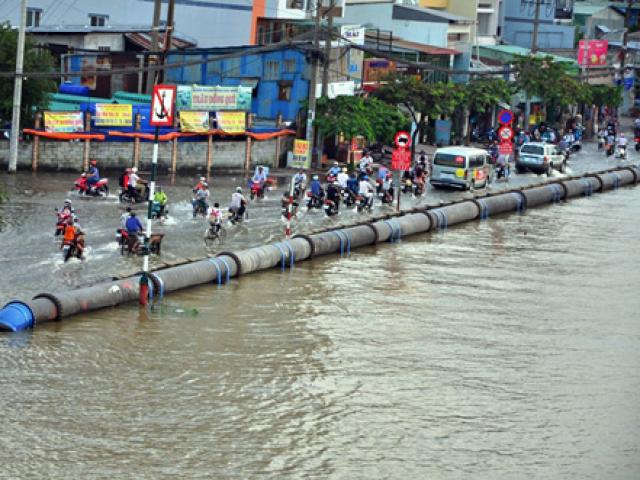 Đường sóng sánh nước, người Sài Gòn bì bõm lội về nhà