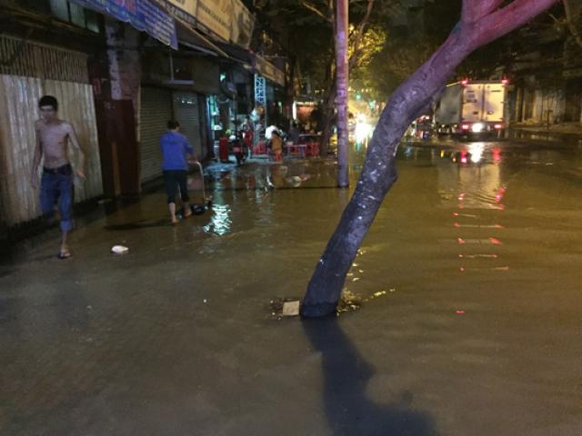 Tin tức trong ngày - Nửa đêm, quận 1 bỗng thành sông