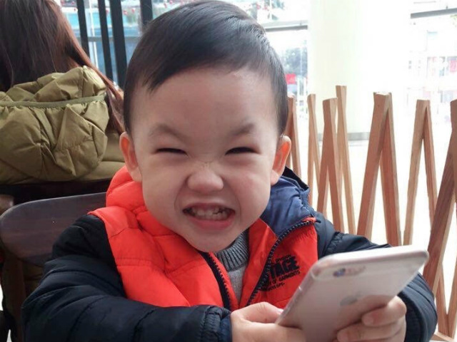 Bạn trẻ - Cuộc sống - Bé trai 3 tuổi nói tiếng Anh sõi hơn tiếng Việt