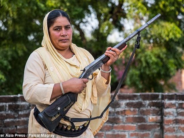 Thế giới - Ấn Độ: Người phụ nữ cầm súng chuyên "xử" kẻ hiếp dâm
