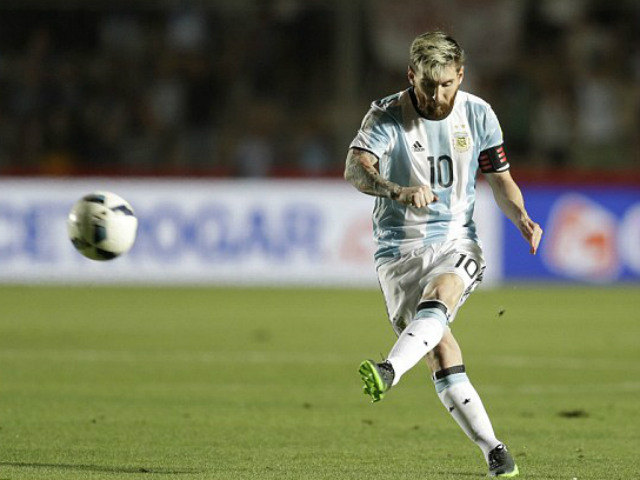 Bóng đá - Messi đá phạt siêu đẳng, Argentina bùng nổ