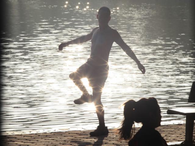 Tin tức trong ngày - Cởi trần tập thể dục vì nắng gắt giữa mùa đông