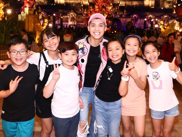 Đời sống Showbiz - Noo Phước Thịnh đưa mẹ du ngoạn xứ chùa vàng