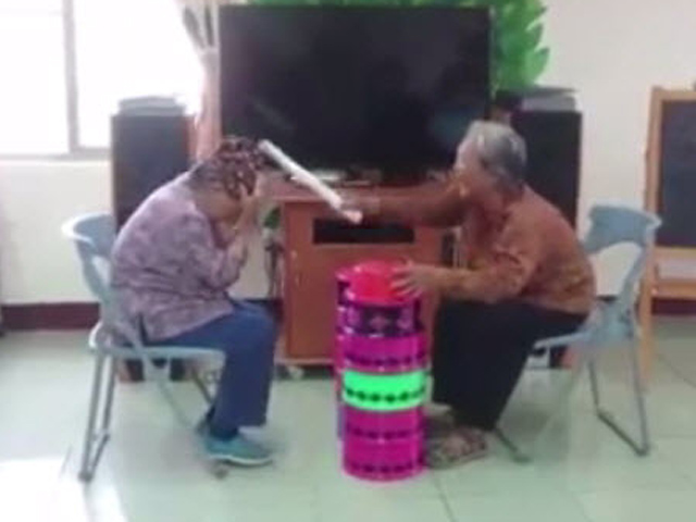 Video Clip Cười - Clip hài: Khi các "cụ" trở về... tuổi thơ