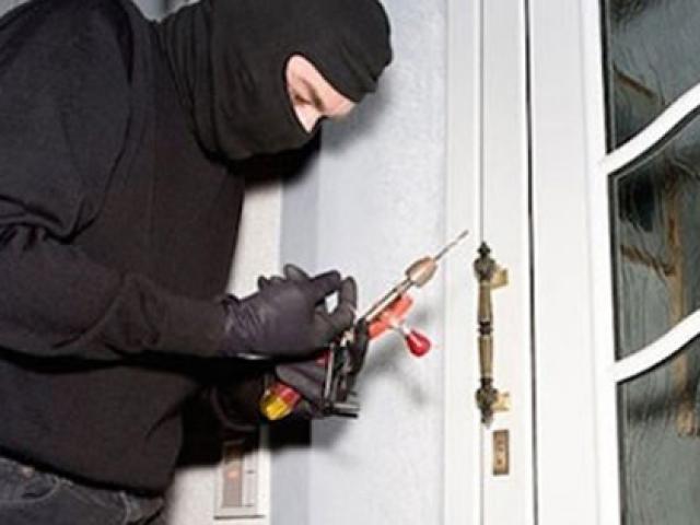 Pháp luật - Trộm "vét" sạch cả...bàn, ghế, giường, tủ của gia chủ