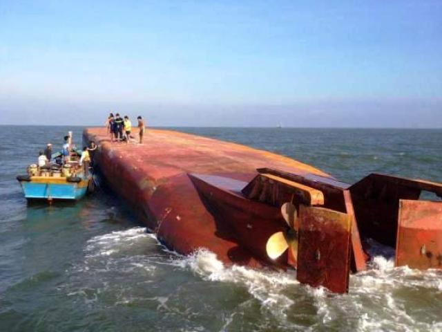 Tin tức trong ngày - Sà lan va vào tàu hàng, 2 thuyền viên rơi xuống nước