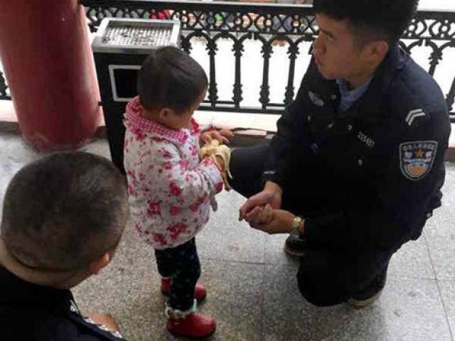 Bạn trẻ - Cuộc sống - Bố mẹ cãi nhau bỏ quên con gái 2 tuổi suốt một ngày