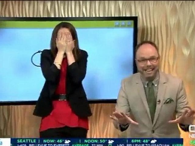 Phi thường - kỳ quặc - Mỹ: Nữ MC xinh đẹp vẽ nhầm hình “của quý” trên TV