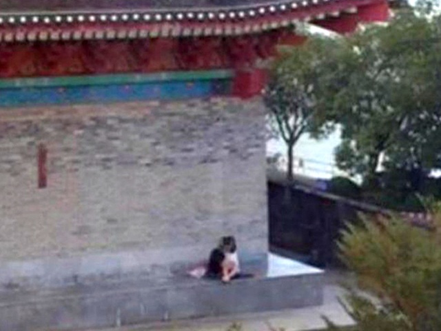 Bạn trẻ - Cuộc sống - TQ: Bị chỉ trích dữ dội vì "mặn nồng" chốn uy nghiêm