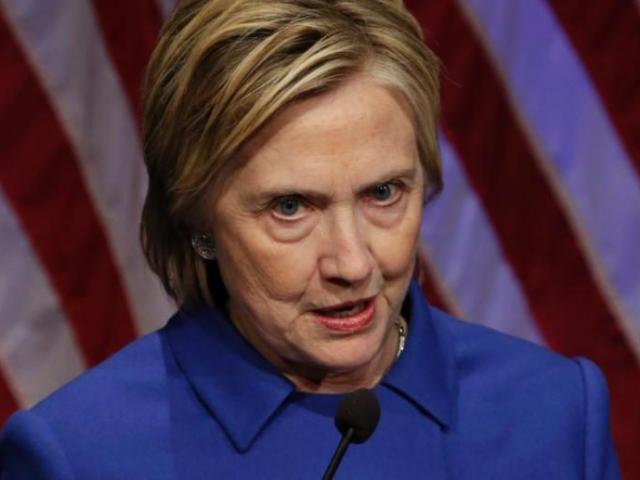 Khuôn mặt không son phấn của bà Clinton nói lên điều gì?