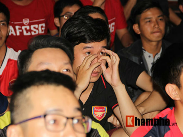 Bóng đá - "Xé nát" lưới MU cuối trận, fan Arsenal bật khóc nức nở