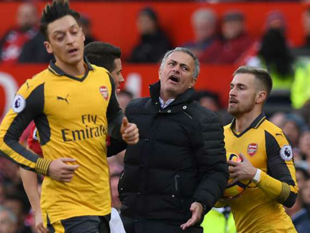 Bóng đá - MU hòa Arsenal, lập 2 kỷ lục buồn, Mourinho đổ tại quá đen