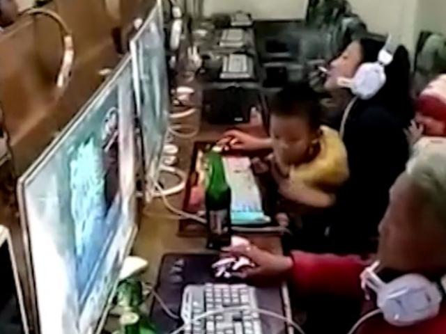 Phi thường - kỳ quặc - TQ: Bà cụ tóc bạc vừa uống bia, vừa chơi game trong quán net