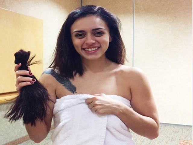 Thể thao - Thừa 1 lạng, võ sỹ xinh đẹp “lột sạch đồ" cắt cả tóc