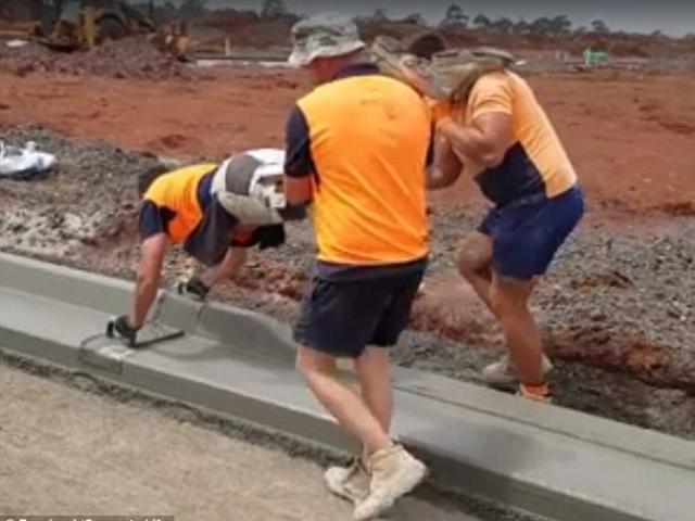 Thế giới - Công nhân Úc “thi triển” kĩ thuật láng xi măng độc đáo