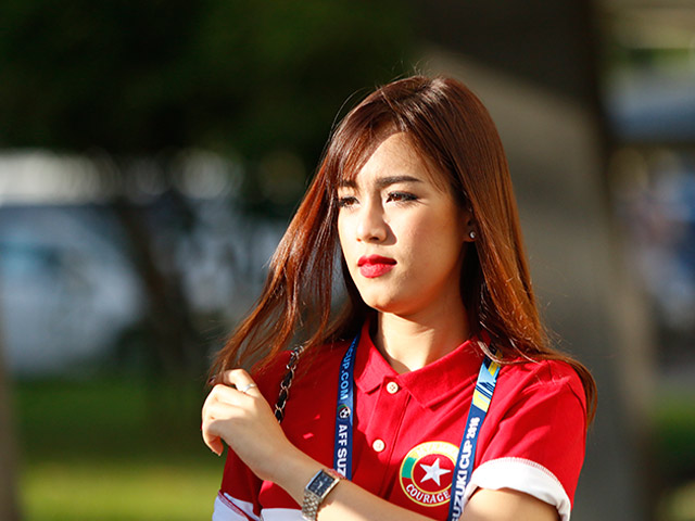 Bóng đá - Fan nữ Việt Nam &amp; Myanmar "đọ sắc" ở đại chiến AFF Cup