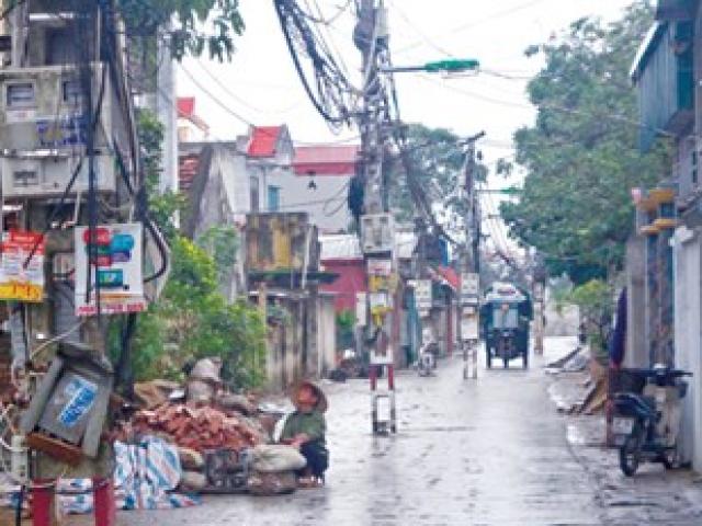 Tin tức trong ngày - Hà Nội: Hàng chục cột điện đứng giữa đường