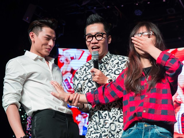 Ca nhạc - MTV - Fan nữ "sướng rơn" khi được kiểm tra body 6 múi của Isaac trên sân khấu