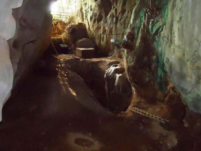 Tin tức trong ngày - Bí ẩn hang Con Moong