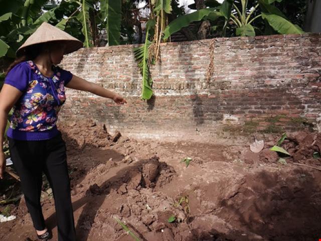 Pháp luật - Hiện trường thi thể 2 bé gái bị chôn trong vườn