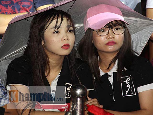 Thể thao - Người đẹp đội mưa xem so tài boxing Việt - Nhật